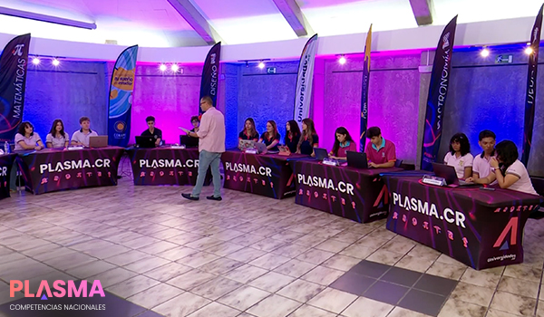 estudiantes conversando - competencias plasma diseno 10