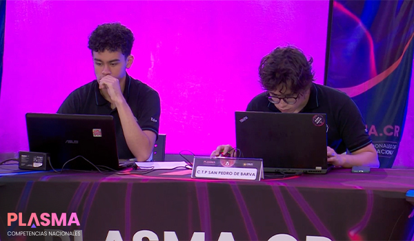 estudiantes conversando - competencias plasma diseno 13