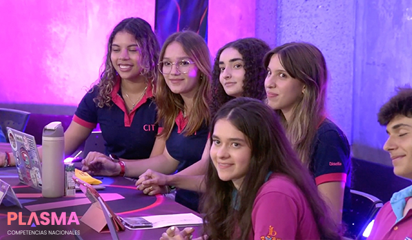 estudiantes conversando - competencias plasma diseno 14