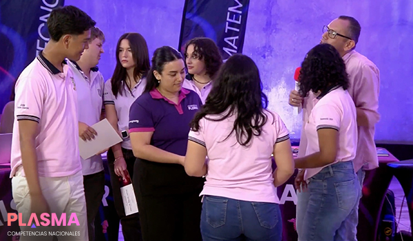 estudiantes conversando - competencias plasma diseno 15