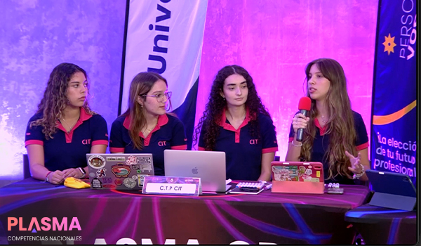 estudiantes conversando - competencias plasma diseno 3