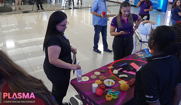 estudiantes conversando - competencias plasma salud 13