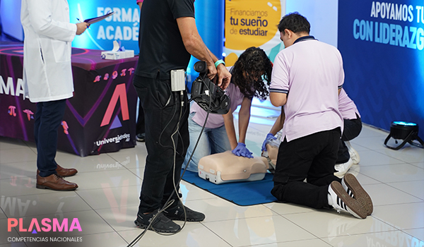 estudiantes conversando - competencias plasma salud 3