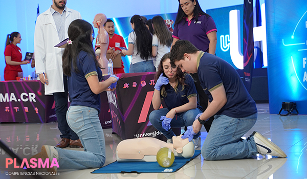 estudiantes conversando - competencias plasma salud 7
