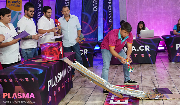 estudiantes conversando - competencias plasma tecnologia 10