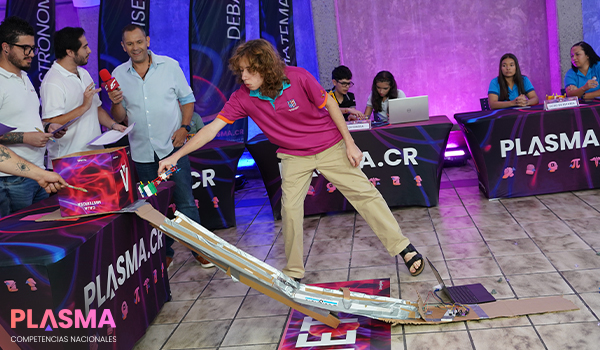 estudiantes conversando - competencias plasma tecnologia 11