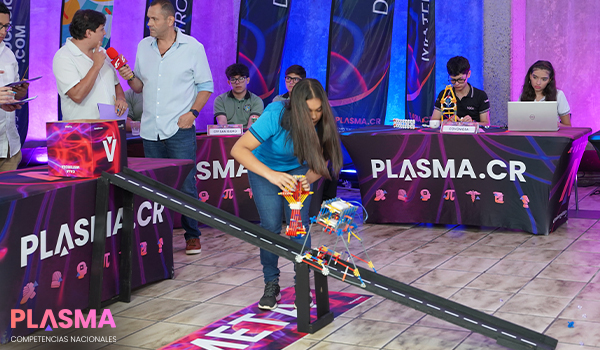 estudiantes conversando - competencias plasma tecnologia 12