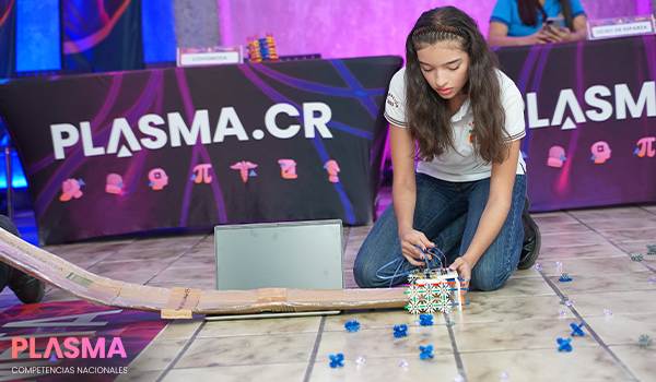 estudiantes conversando - competencias plasma tecnologia 14