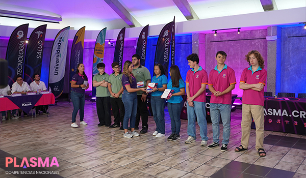 estudiantes conversando - competencias plasma tecnologia 2