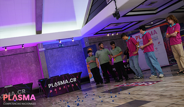 estudiantes conversando - competencias plasma tecnologia 3