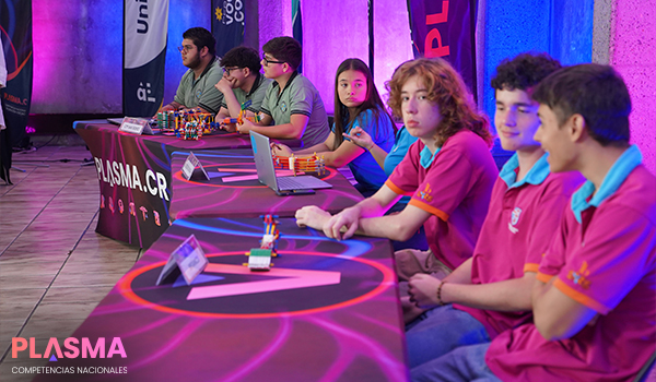 estudiantes conversando - competencias plasma tecnologia 4