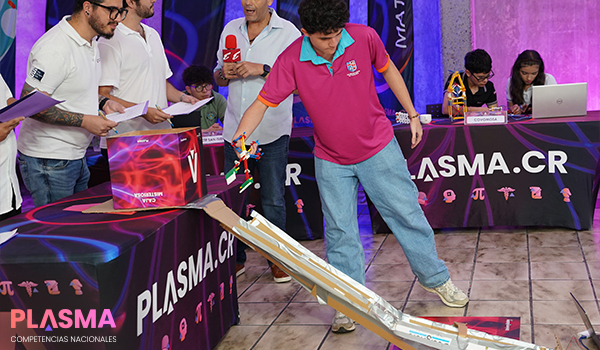 estudiantes conversando - competencias plasma tecnologia 5