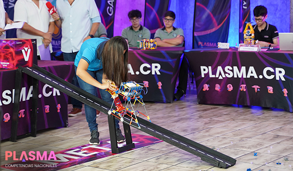 estudiantes conversando - competencias plasma tecnologia 6