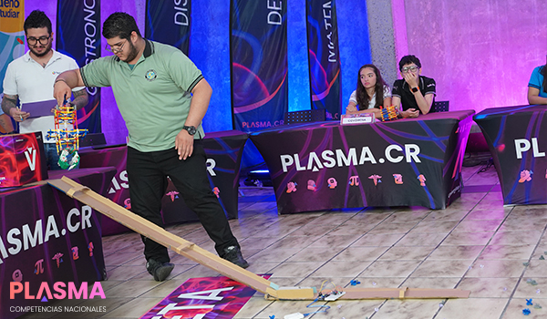 estudiantes conversando - competencias plasma tecnologia 8