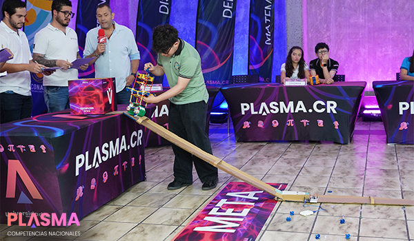 estudiantes conversando - competencias plasma tecnologia 9